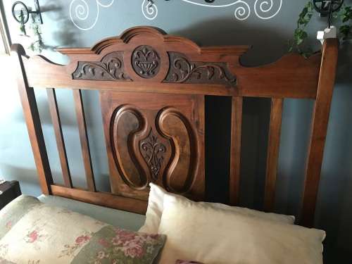 Beautiful  Victorian Walnut Doublebed circa 1890 in good condition on original castors