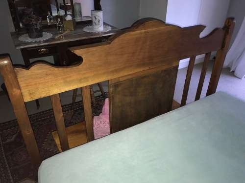 Beautiful  Victorian Walnut Doublebed circa 1890 in good condition on original castors