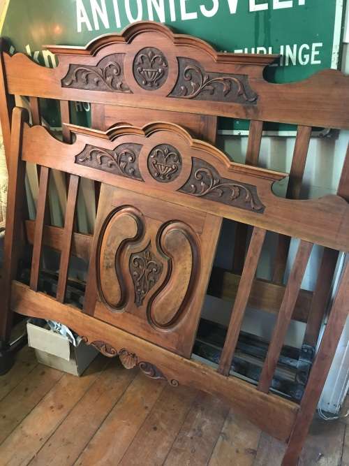 Beautiful  Victorian Walnut Doublebed circa 1890 in good condition on original castors