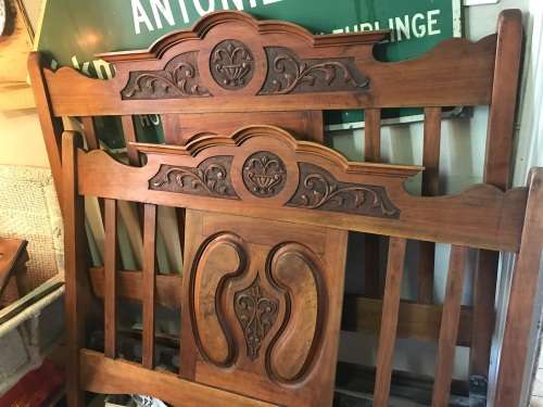 Beautiful  Victorian Walnut Doublebed circa 1890 in good condition on original castors