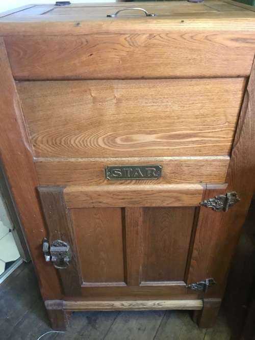 Oak Wooden Star Fridge in good condition ( 100 x 60 x 40 cm )