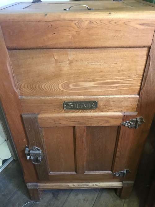 Oak Wooden Star Fridge in good condition ( 100 x 60 x 40 cm )