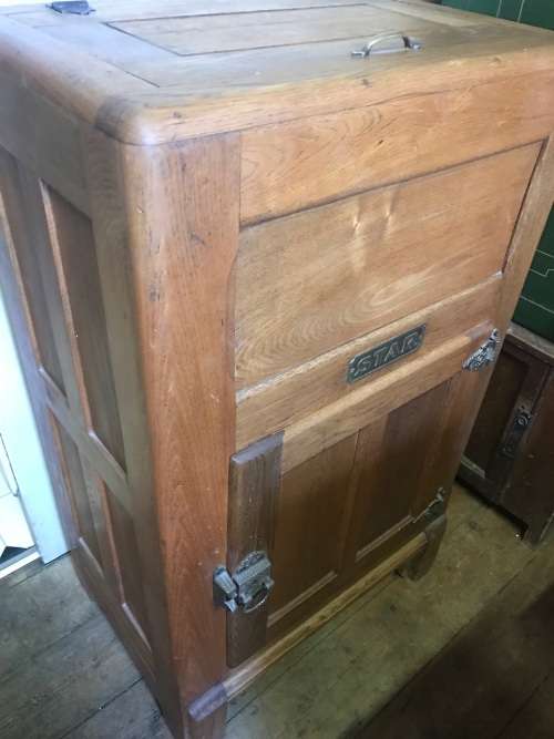 Oak Wooden Star Fridge in good condition ( 100 x 60 x 40 cm )