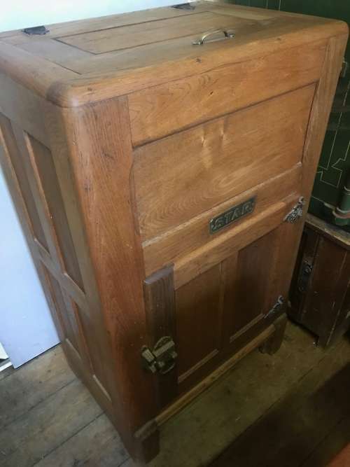 Oak Wooden Star Fridge in good condition ( 100 x 60 x 40 cm )