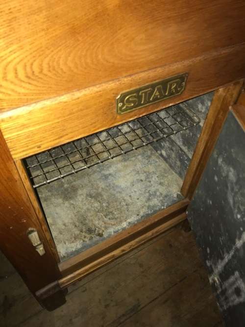 Oak Wooden Star Fridge in good condition ( 100 x 60 x 40 cm )