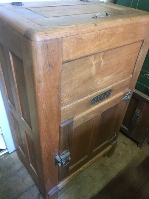 Oak Wooden Star Fridge in good condition ( 100 x 60 x 40 cm )