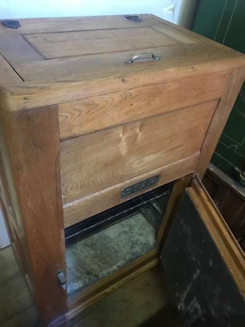 Oak Wooden Star Fridge in good condition ( 100 x 60 x 40 cm )