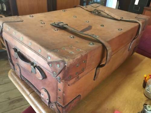 Beautiful Leather Trunk ( 86 x 50 x 32 cm )