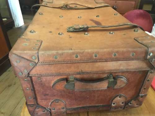 Beautiful Leather Trunk ( 86 x 50 x 32 cm )