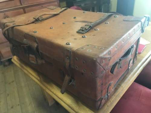 Beautiful Leather Trunk ( 86 x 50 x 32 cm )