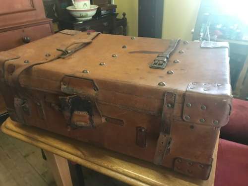 Beautiful Leather Trunk ( 86 x 50 x 32 cm )