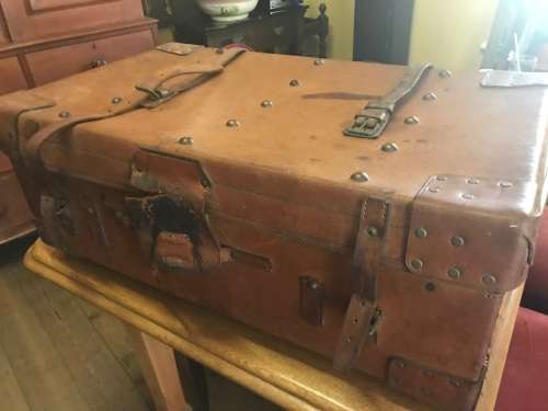 Beautiful Leather Trunk ( 86 x 50 x 32 cm )