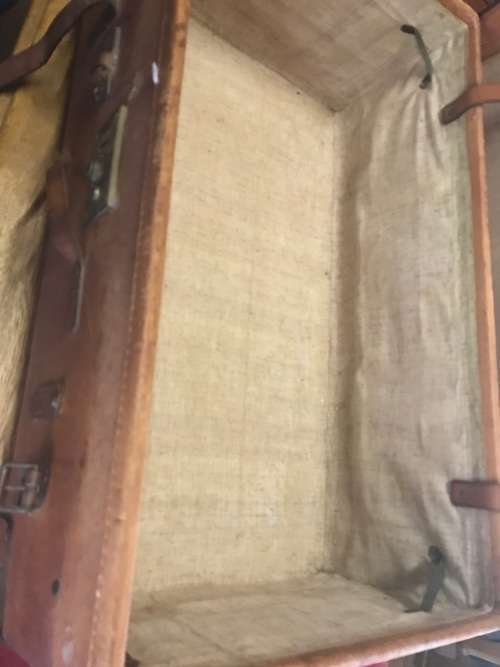 Beautiful Leather Trunk ( 86 x 50 x 32 cm )