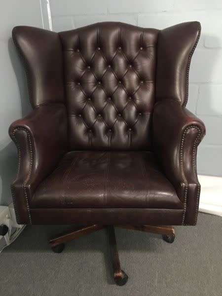 BEAUTIFUL LEATHER SWIVEL OFFICE CHAIR