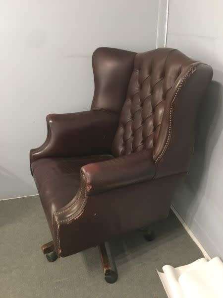 BEAUTIFUL LEATHER SWIVEL OFFICE CHAIR