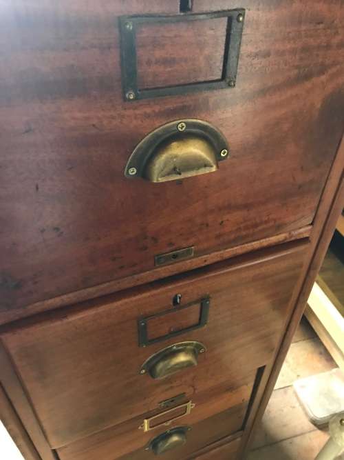 MAHOGANY FILING CABINET: BEAUTIFULLY RESTORED ( 132 x 70 x 45 cm )