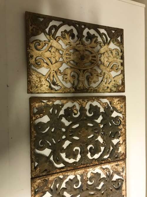 SET OF 4 CAST IRON GRIDS FROM OLD FARMHOUSE ( 21 X 31 CM )