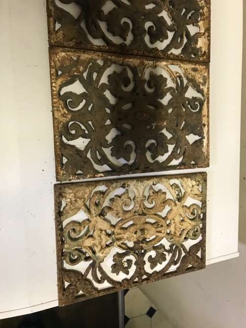 SET OF 4 CAST IRON GRIDS FROM OLD FARMHOUSE ( 21 X 31 CM )