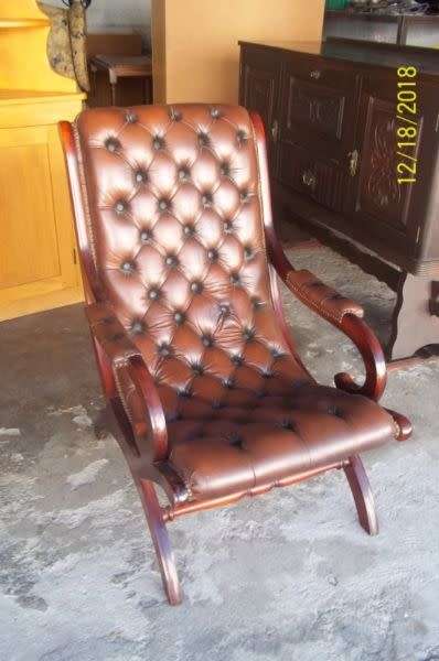 BEAUTIFUL BUTTONED LEATHER AND MAHOGANY CHAIR.