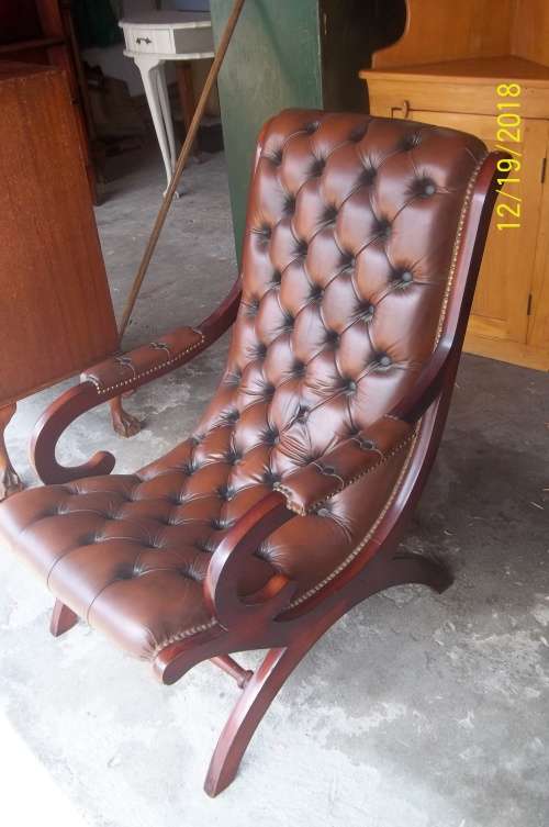 BEAUTIFUL BUTTONED LEATHER AND MAHOGANY CHAIR.