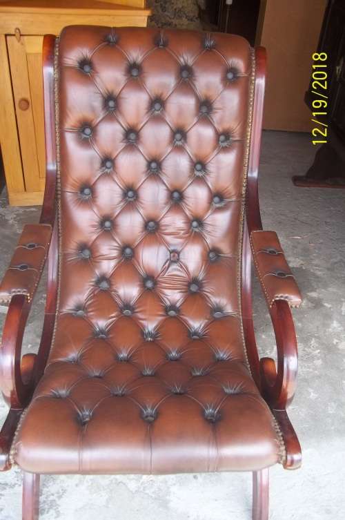 BEAUTIFUL BUTTONED LEATHER AND MAHOGANY CHAIR.