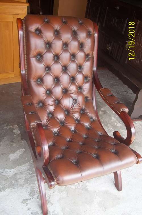 BEAUTIFUL BUTTONED LEATHER AND MAHOGANY CHAIR.