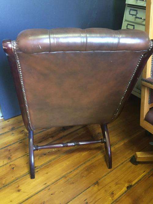 BEAUTIFUL BUTTONED LEATHER AND MAHOGANY CHAIR.