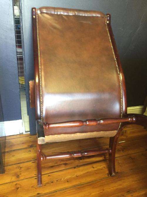 BEAUTIFUL BUTTONED LEATHER AND MAHOGANY CHAIR.