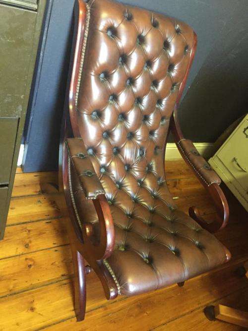 BEAUTIFUL BUTTONED LEATHER AND MAHOGANY CHAIR.