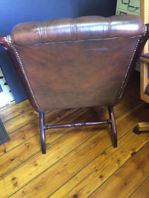BEAUTIFUL BUTTONED LEATHER AND MAHOGANY CHAIR.