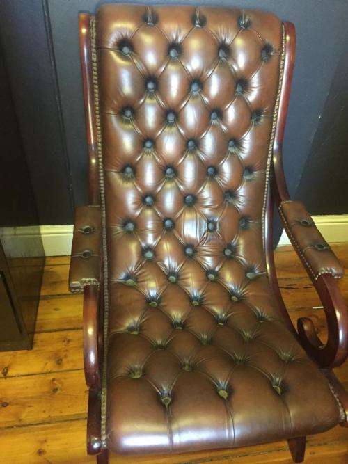 BEAUTIFUL BUTTONED LEATHER AND MAHOGANY CHAIR.