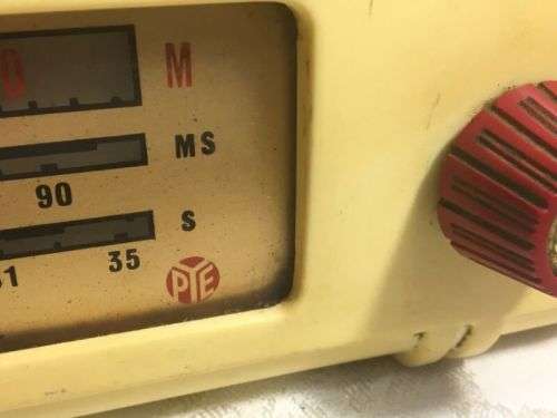 VINTAGE BAKELITE RADIO ( 32 X 15 X 23 CM )
