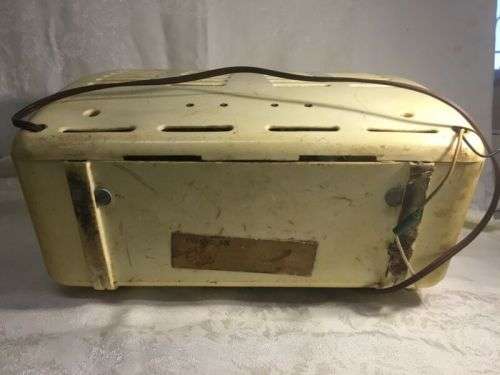 VINTAGE BAKELITE RADIO ( 32 X 15 X 23 CM )