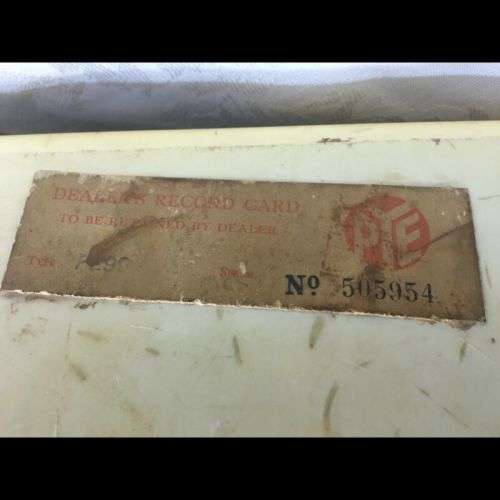 VINTAGE BAKELITE RADIO ( 32 X 15 X 23 CM )