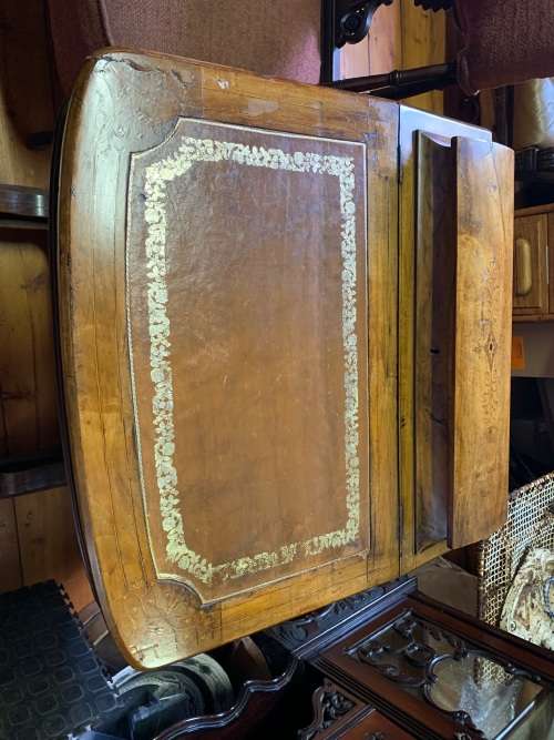 BEAUTIFUL VICTORIAN BURR WALNUT DAVENPORT IN ORIGINAL CONDITION CIRCA 1880