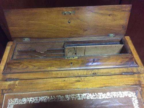 BEAUTIFUL VICTORIAN BURR WALNUT DAVENPORT IN ORIGINAL CONDITION CIRCA 1880