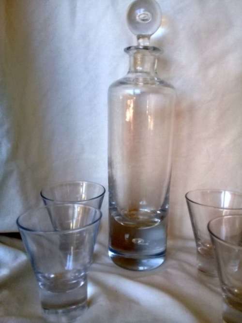Art Deco Decanter and 8 Glasses ( 31 cm and 9.5 cm with thick bottoms )