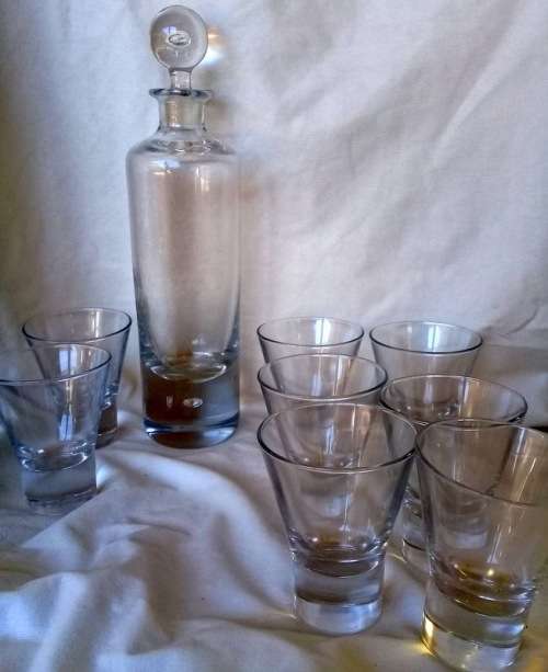 Art Deco Decanter and 8 Glasses ( 31 cm and 9.5 cm with thick bottoms )