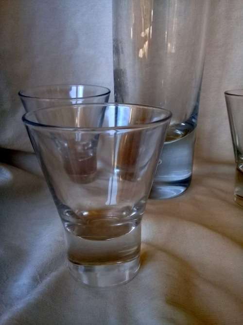 Art Deco Decanter and 8 Glasses ( 31 cm and 9.5 cm with thick bottoms )