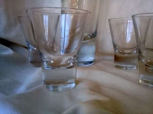 Art Deco Decanter and 8 Glasses ( 31 cm and 9.5 cm with thick bottoms )