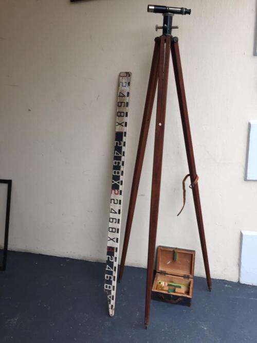 VINTAGE DUMPY LEVEL IN ORIGINAL BOX WITH STAND