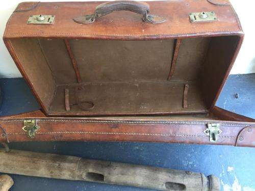 VINTAGE LEATHER SUITCASE