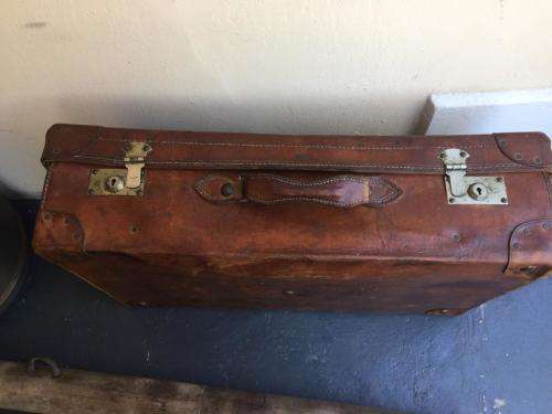 VINTAGE LEATHER SUITCASE
