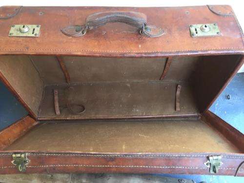 VINTAGE LEATHER SUITCASE