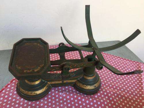 VINTAGE CAST IRON SCALE WITH WEIGHTS