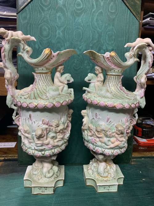 PAIR OF BEAUTIFUL CHERUB VASES ( 30 CM )