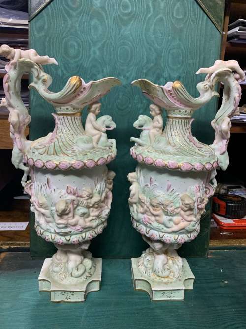 PAIR OF BEAUTIFUL CHERUB VASES ( 30 CM )