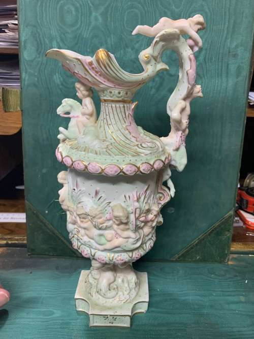 PAIR OF BEAUTIFUL CHERUB VASES ( 30 CM )