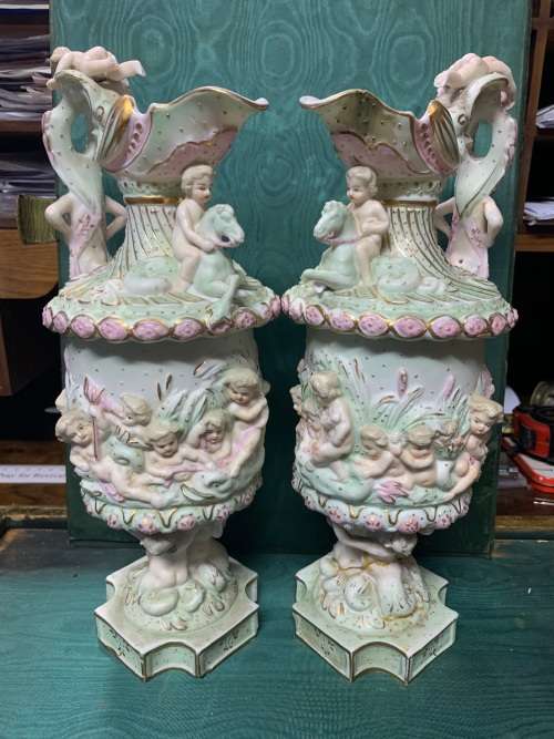 PAIR OF BEAUTIFUL CHERUB VASES ( 30 CM )