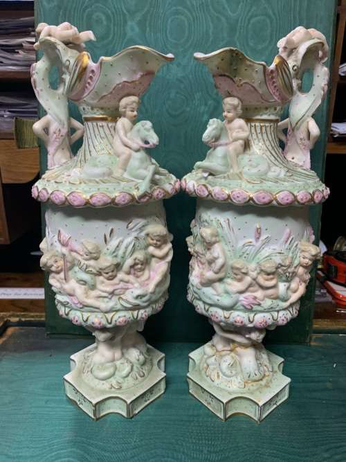 PAIR OF BEAUTIFUL CHERUB VASES ( 30 CM )